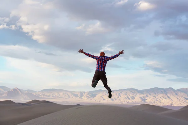 Saltando Homem Viajante Feliz — Fotografia de Stock