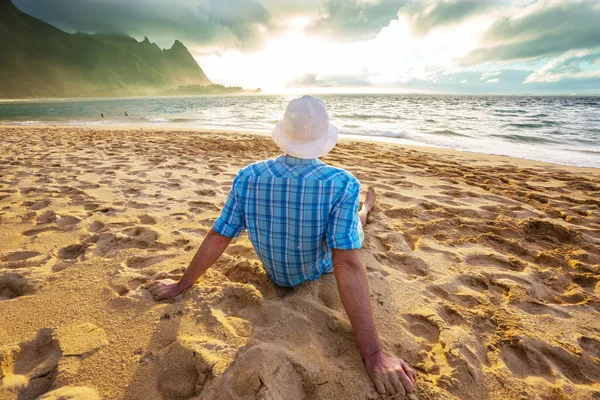 在美国夏威夷考艾岛的地道海滩上观看美丽场面的男子 — 图库照片