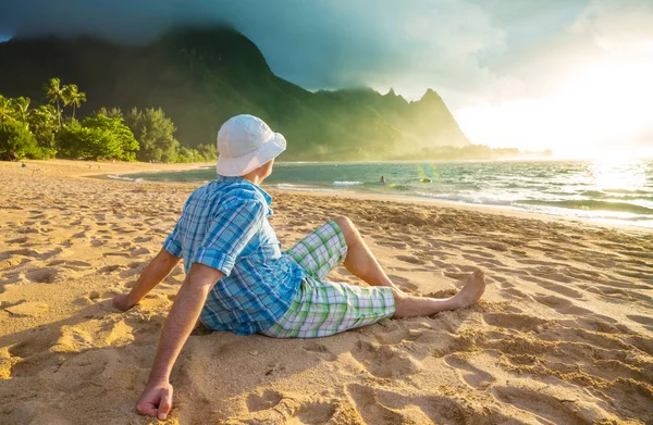 Man Watching Beautiful Scene Tunnels Beach Island Kauai Hawaii Usa — Stock Photo, Image