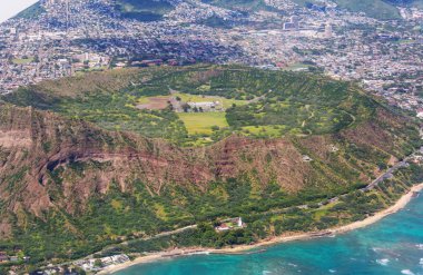 Diamond head krater Oahu adasında, Hawaii, ABD tarihinde üzerinde güzel havadan görünümü