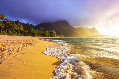 Hawaii, ABD 'deki Kauai Adası' ndaki Tünel Plajı 'nda güzel bir manzara.