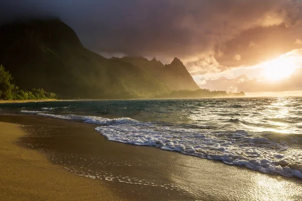 美国夏威夷考艾岛的隧道海滩上美丽的风景 — 图库照片
