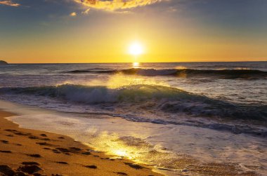 Deniz kıyısında manzara renkli gün batımı. Duvar kağıdı veya arkaplan resmi için iyi.