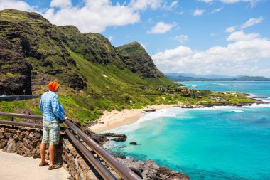 Güzel manzaraları Oahu adasında Hawaii bakıyorsun adam