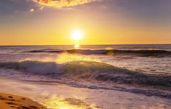 Scenografico Tramonto Colorato Sulla Costa Del Mare Buono Carta Parati — Foto Stock