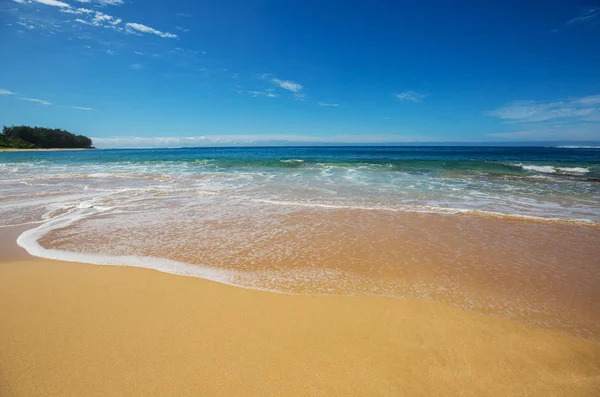 Niebieska Fala Plaży Rozmyte Tło Plamy Słoneczne Spokojne Naturalne Tło — Zdjęcie stockowe