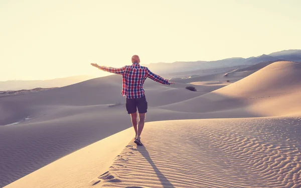 Uomo Escursione Nel Deserto Sabbia — Foto Stock