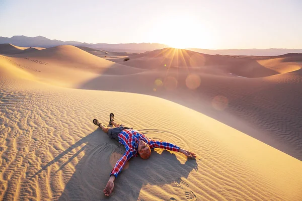 Άνθρωπος Χαράτσι Στην Άμμο Της Ερήμου — Φωτογραφία Αρχείου