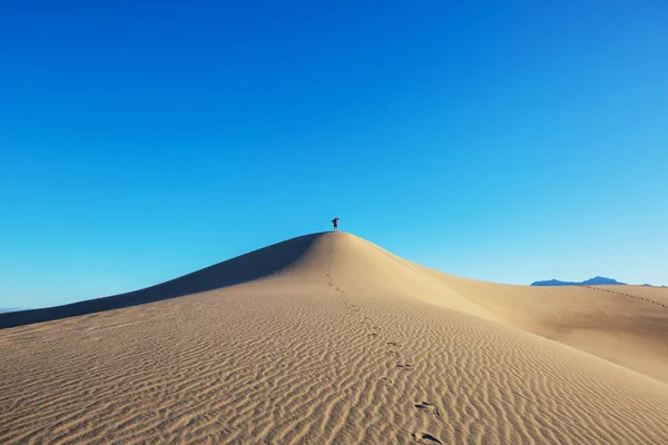 Homme Randonnée Dans Désert Sable — Photo