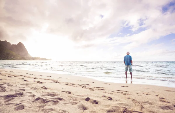 Людина Дивиться Красиві Сцени Тунелі Пляж Острові Кауаї Гаваї Сша — стокове фото