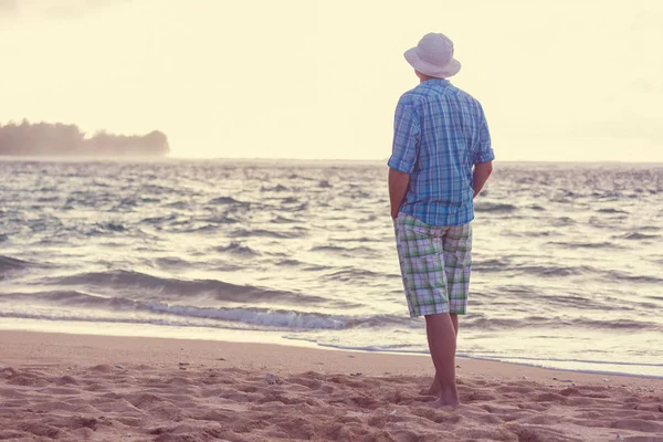 Mann Strand Beobachtet Auf Dem Meer — Stockfoto