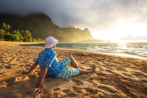 Man Kijken Mooie Scène Tunnels Strand Het Eiland Kauai Hawaï — Stockfoto