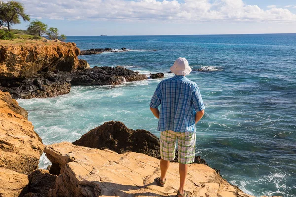 Homem Olhando Para Belas Paisagens Ilha Oahu Havaí — Fotografia de Stock