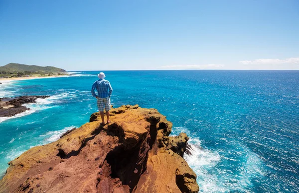 Homem Olhando Para Belas Paisagens Ilha Oahu Havaí — Fotografia de Stock