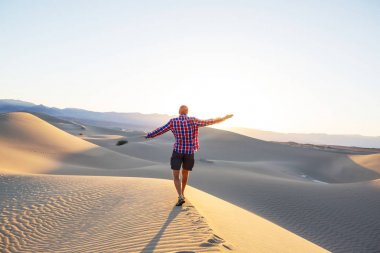 adam zammı Kum Çölü ' 