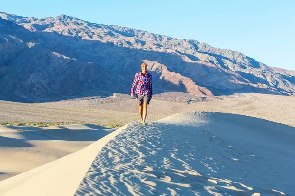 Man Hike Sand Desert — Stock Photo, Image