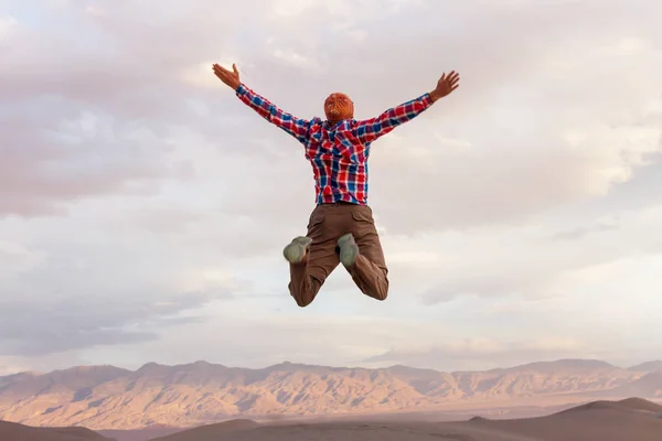 Saltando Hombre Viajero Feliz —  Fotos de Stock
