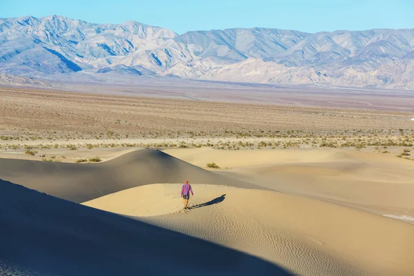 Homme Randonnée Dans Désert Sable — Photo