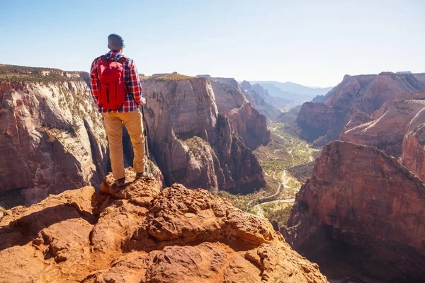 Wanderung Zion Nationalpark Mann Auf Dem Weg Zion Nationalpark Utah — Stockfoto