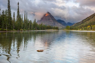 Pitoresk kayalık zirveleri buzul Milli Parkı, Montana, ABD