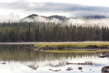 Oregon, ABD 'de sabah dağlarında sakin ve güzel bir göl..