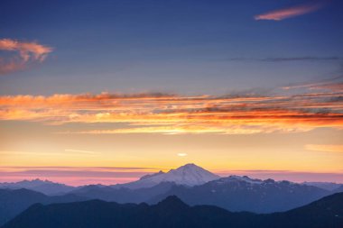 North Cascade Range, Washington / ABD 'de güzel bir dağ zirvesi.