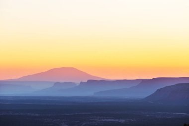 Güzel doğal arka plan. Gün batımında dağ silueti.