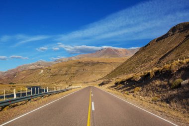 Dağlarda manzaralı bir yol. Seyahat arkaplanı.