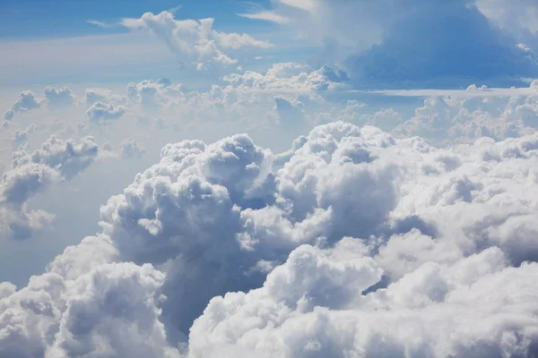 Ηλιόλουστο Φόντο Μπλε Ουρανός Άσπρα Σύννεφα Φυσικό Υπόβαθρο — Φωτογραφία Αρχείου