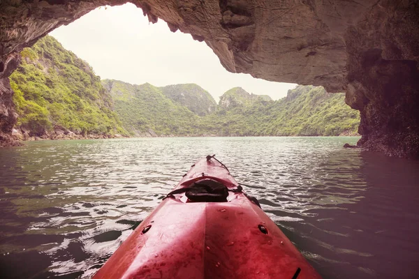 Каноэ Исследующие Пещеры Бухте Лонг Вьетнам — стоковое фото