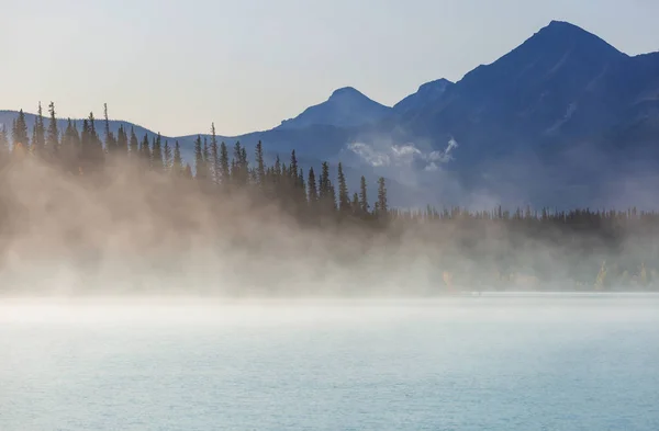 Lago Montagna Nebbioso Mattino Presto Sereno Montagna — Foto Stock