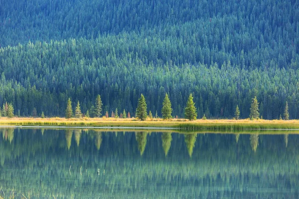 Lugn Scen Vid Fjällsjön Kanada Med Spegling Klipporna Lugnt Vatten — Stockfoto