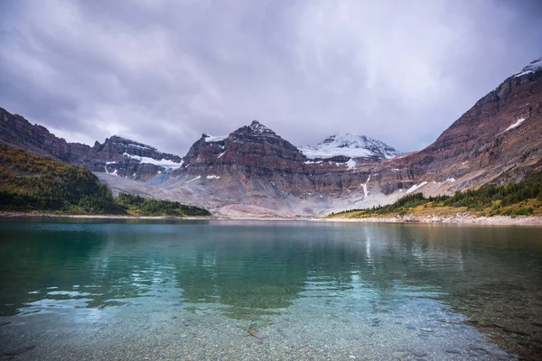 Serene Scene Mountain Lake Canada Reflection Rocks Calm Water — Stock Photo, Image