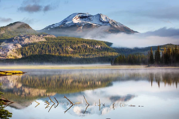 Sereno Hermoso Lago Las Montañas Mañana Oregon —  Fotos de Stock