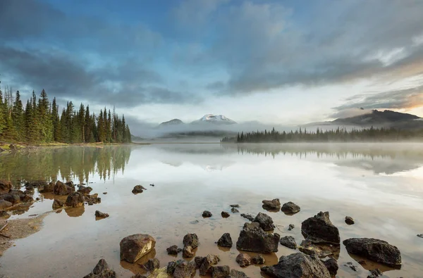 Sereno Hermoso Lago Las Montañas Mañana Oregon — Foto de Stock