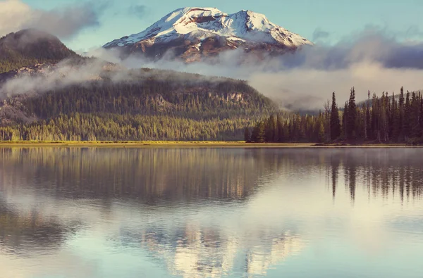 Serene Beautiful Lake Morning Mountains Oregon Usa — Stock Photo, Image