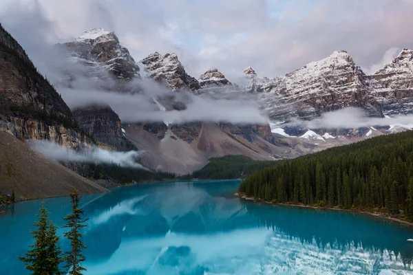 Beautiful Turquoise Waters Moraine Lake Snow Covered Peaks Banff National — Stock Photo, Image