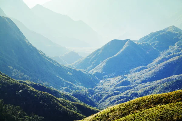 Vietnam Yeşil Sarp Dağların — Stok fotoğraf