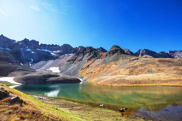 Lago Serenidad Las Montañas Temporada Verano Hermosos Paisajes Naturales — Foto de Stock