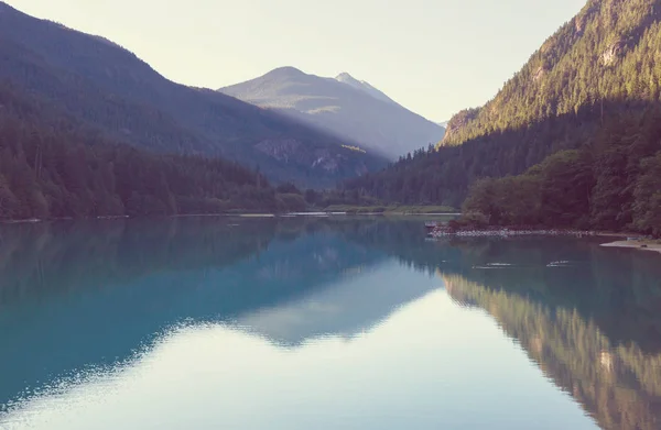 Lago Serenidad Las Montañas Temporada Verano Hermosos Paisajes Naturales —  Fotos de Stock