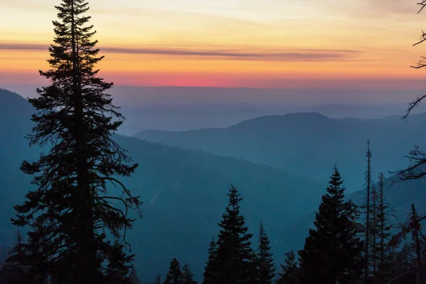 美しい自然の背景 夕暮しの山のシルエット — ストック写真