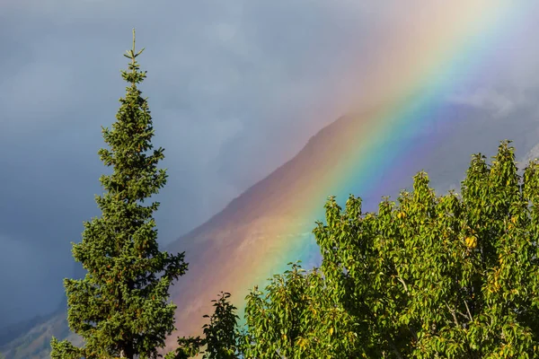 Regenbogen Über Bergen Schöne Naturlandschaften Malerische Natur — Stockfoto