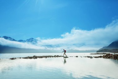 Whistler, BC, Kanada yakınlarındaki Garibaldi Gölü 'nün turkuaz sularına yürüyün. British Columbia 'da çok popüler bir yürüyüş merkezi..