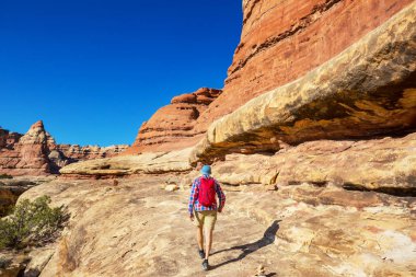 Utah dağlarında yürüyüş. Alışılmadık doğal manzaralarda yürüyüş. Fantastik kumtaşı oluşumları.