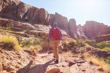 Utah dağlarında yürüyüş. Alışılmadık doğal manzaralarda yürüyüş. Fantastik kumtaşı oluşumları.