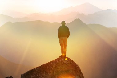 Dağlardaki adam. Yürüyüş sahnesi.