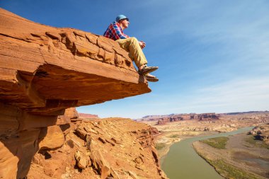 Dağlardaki adam. Yürüyüş sahnesi.