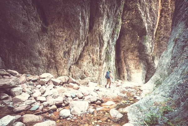スロットキャニオンのハイキング中の男 — ストック写真