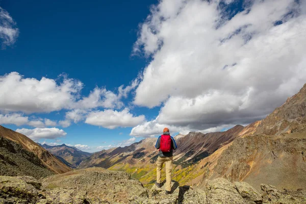 Homem Caminhando Nas Montanhas Rochosas Colorado Temporada Outono — Fotografia de Stock