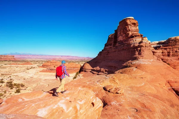 Utah Dağlarında Yürüyüş Alışılmadık Doğal Manzaralarda Yürüyüş Fantastik Kumtaşı Oluşumları — Stok fotoğraf